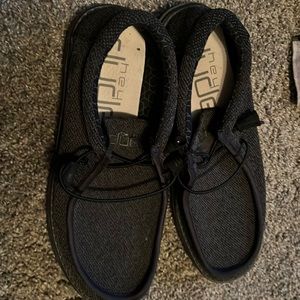 Like new Mens Hey Dudes color charcoal gray